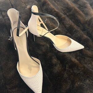 Nine West Black & Cream Pointed Toe Slingback Heels Size 8.5